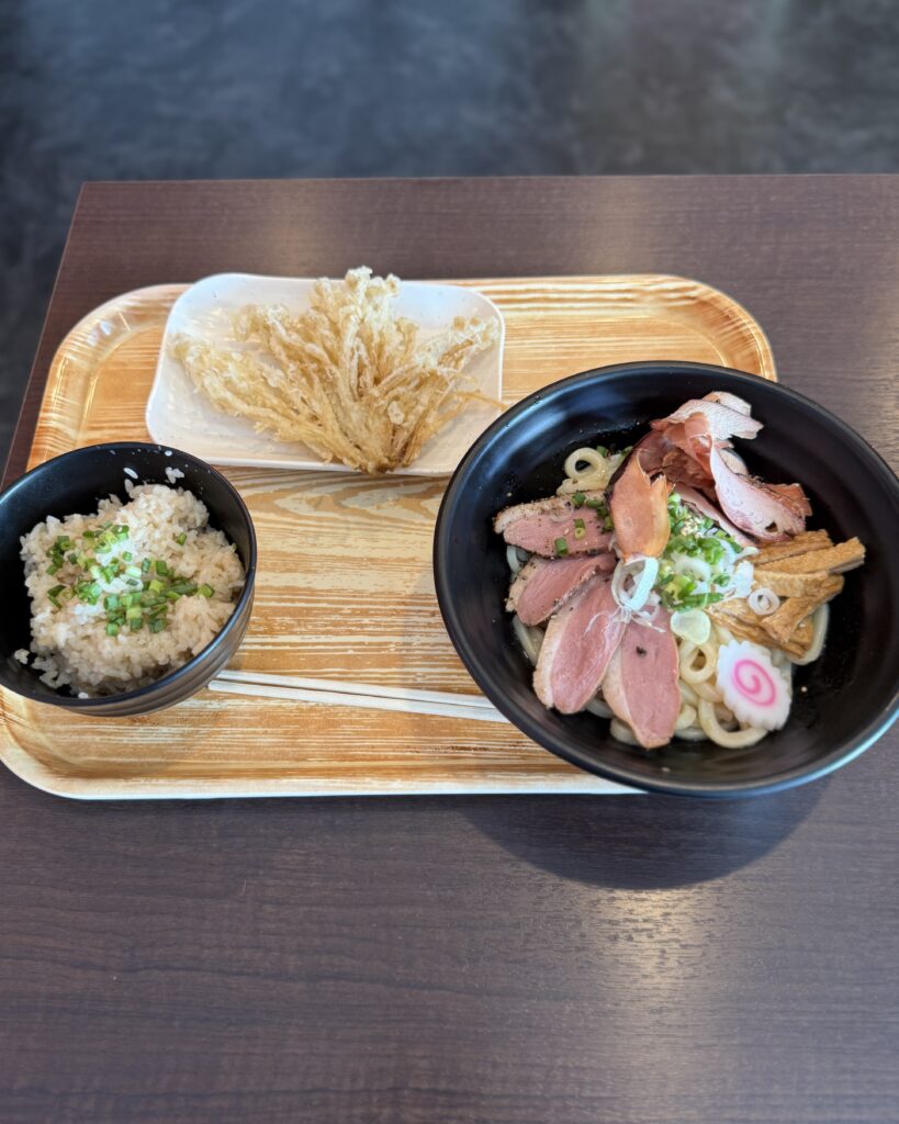新高島平の立ち食い蕎麦TGS622 あえうどんとエノキ天ぷらと出汁ご飯
